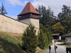 VIDEO. Turnul Bathory din Râșnov și-a deschis porțile! Vizitatorii pot descoperi istoria cetății chiar din interiorul zidurilor