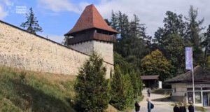 VIDEO. Turnul Bathory din Râșnov și-a deschis porțile! Vizitatorii pot descoperi istoria cetății chiar din interiorul zidurilor