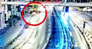VIDEO. Accidentul spectaculos de pe bulevardul 15 Noiembrie surprins de camere. Poliția suspectează o cursă ilegală