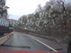 VIDEO. TIR scăpat de sub control pe DN 13! A spulberat balizele și le-a aruncat într-o mașină de pe sensul opus, apoi a fugit de la locul accidentului