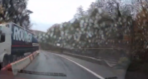 VIDEO. TIR scăpat de sub control pe DN 13! A spulberat balizele și le-a aruncat într-o mașină de pe sensul opus, apoi a fugit de la locul accidentului