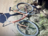 Beat criță, pe bicicletă, la un pas de tragedie! A lovit un cap de pod și a ajuns în șanț