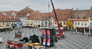 Sibiul intră în atmosfera de Crăciun! Bradul din Piața Mare se împodobește cu 1.000 de steluțe, iar târgul se deschide pe 13 noiembrie