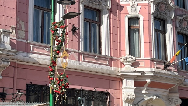 FOTO. Brașovul se pregătește deja de sărbători. Au apărut primele ornamente festive 1 iluminat festiv 2