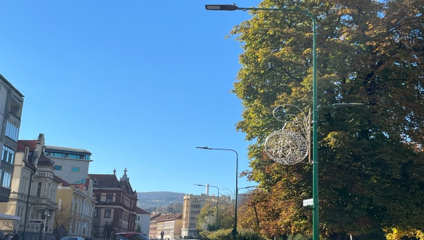 FOTO. Brașovul se pregătește deja de sărbători. Au apărut primele ornamente festive 2 iluminat festiv 3