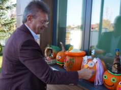 Misiune portocalie la Primăria Ghimbav. Primarul a jurizat dovlecii pregătiți de copii pentru Halloween