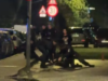 VIDEO. Scandal într-o sală de jocuri din Brașov! Mai mulți bărbați ar fi amenințat cu cuțitul și agresat un agent de pază