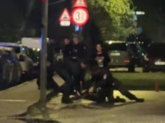 VIDEO. Scandal într-o sală de jocuri din Brașov! Mai mulți bărbați ar fi amenințat cu cuțitul și agresat un agent de pază