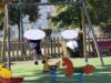 FOTO. Oameni mari și fără minte! Adulți surprinși în leagănele copiilor, într-un parc din Brașov. Apoi ne plângem că mobilierul se strică!