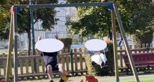 FOTO. Oameni mari și fără minte! Adulți surprinși în leagănele copiilor, într-un parc din Brașov. Apoi ne plângem că mobilierul se strică!