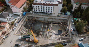 Prima parcare subterană din Târgu Mureș intră într-o nouă etapă. De luni se trece la fundație