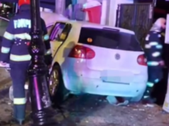 VIDEO. Teribilist de 19 ani, cu permis de nici două luni, a făcut praf garduri și mobilierul stradal! Un alt tânăr a ajuns la spital
