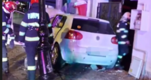 VIDEO. Teribilist de 19 ani, cu permis de nici două luni, a făcut praf garduri și mobilierul stradal! Un alt tânăr a ajuns la spital