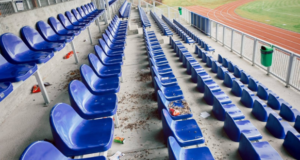 Apel către suporterii din Zărnești! Tribunele stadionului, lăsate pline de gunoaie după meciuri: „Arena noastră nu este o cocină!”
